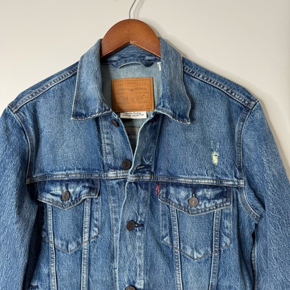 Levi’s Distressed Peace Sign Embroidered Oversized Denim Jean Trucker Jacket - Picture 2 of 11